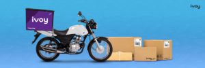 Moto de delivery y cajas de envíos